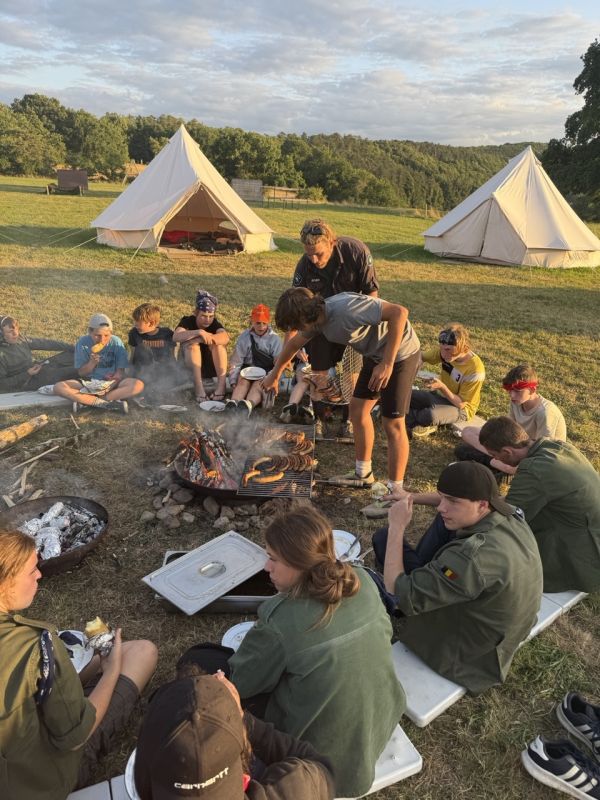 Baroudeurs : cuisine sur feu de bois dans plaine de camp
